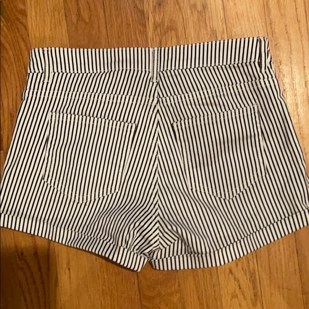 Shorts - Picture 3 of 4
